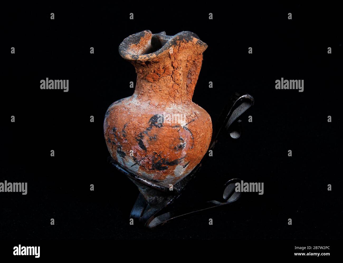 Ancien pichet en céramique, pour le vin et l'eau sur fond noir Banque D'Images