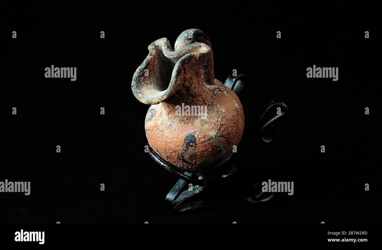 Ancien pichet en céramique, pour le vin et l'eau sur fond noir Banque D'Images