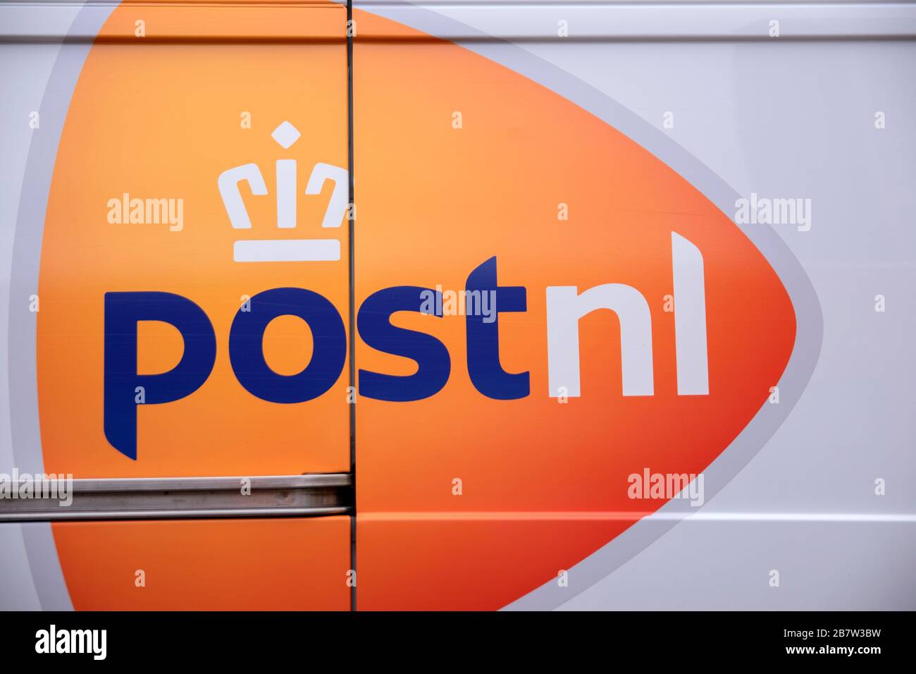 Logo sur UNE fourgonnette Post.nl à Amsterdam Pays-Bas 2020 Banque D'Images