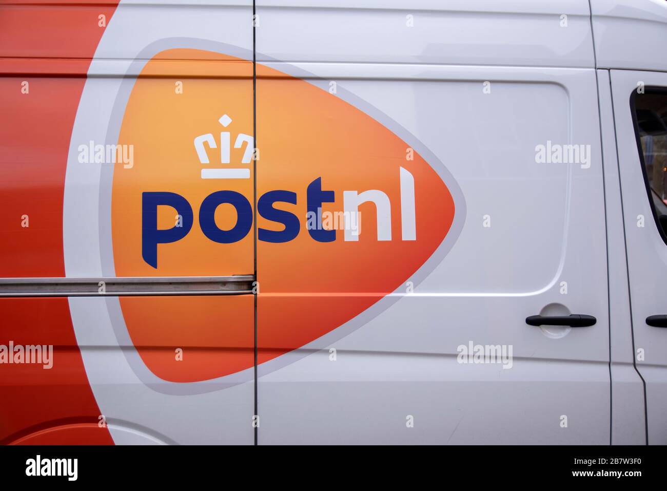 Logo sur UNE fourgonnette Post.nl à Amsterdam Pays-Bas 2020 Banque D'Images