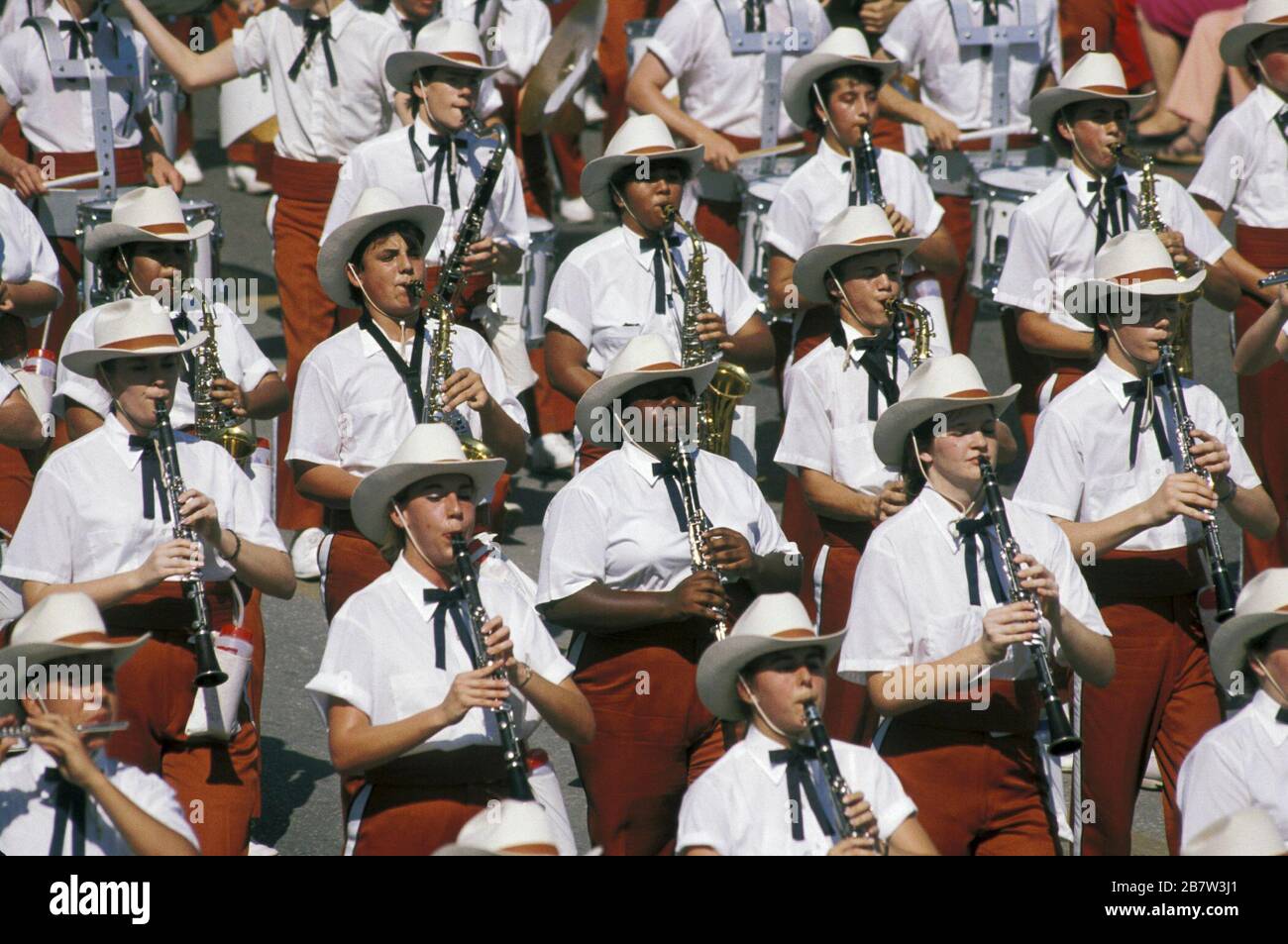 San Antonio, Texas : les membres du groupe de marching du lycée participant au défilé de la bataille des fleurs, plus ancien événement et plus grand défilé de la fête annuelle du printemps de San Antonio. ©Bob Daemmrich Banque D'Images