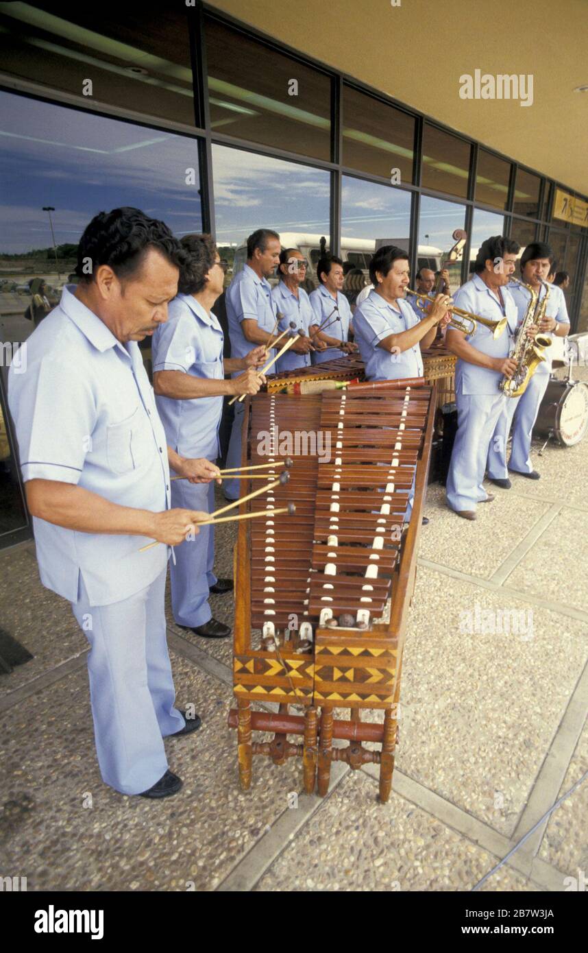 Tuxtla Gutierrez, Chiapas, Mexique: Des musiciens se produisent à l'entrée de l'aéroport. ©Bob Daemmrich Banque D'Images