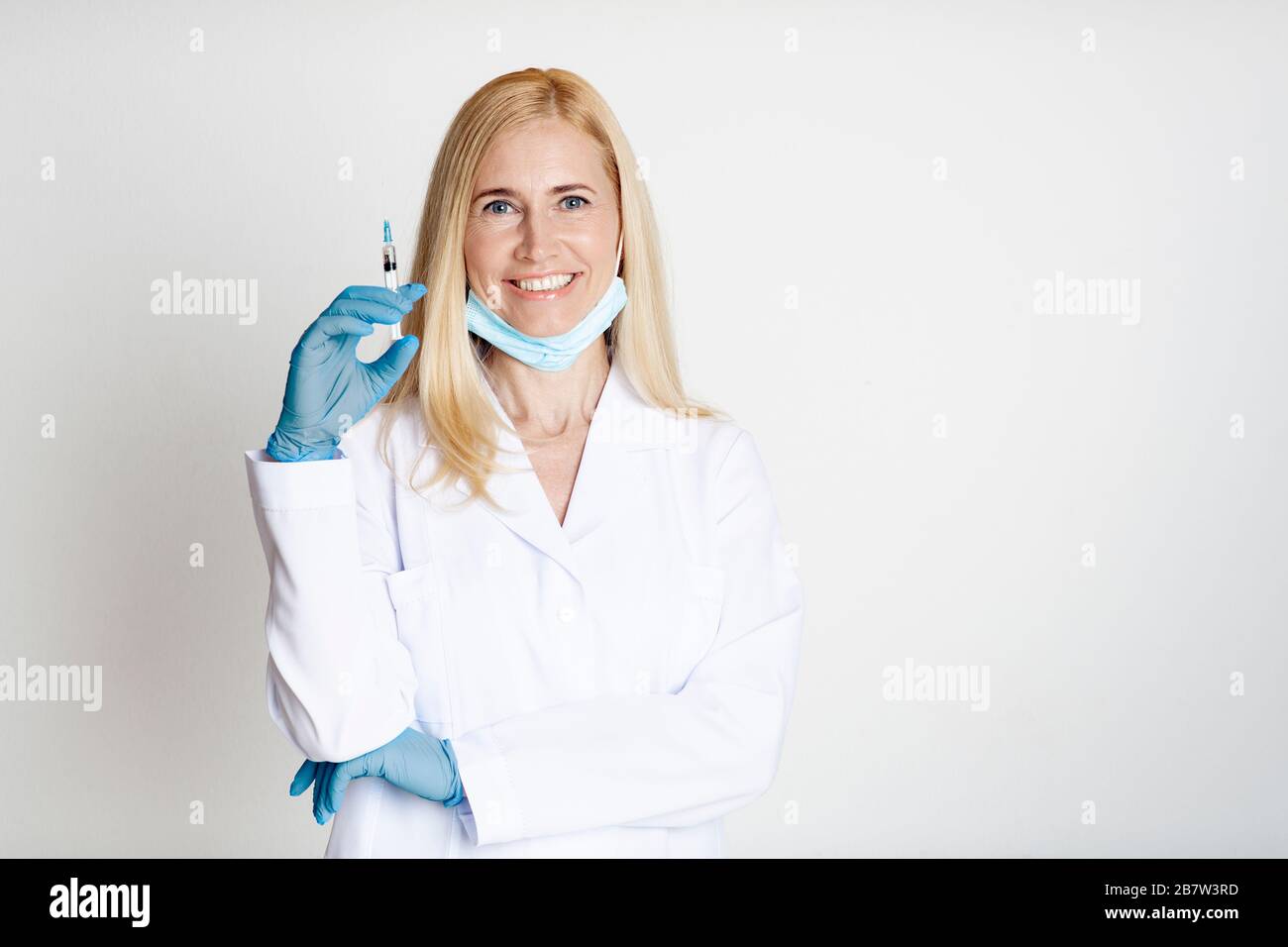 Vaccination, femme médecin tenant seringue avec injection Banque D'Images