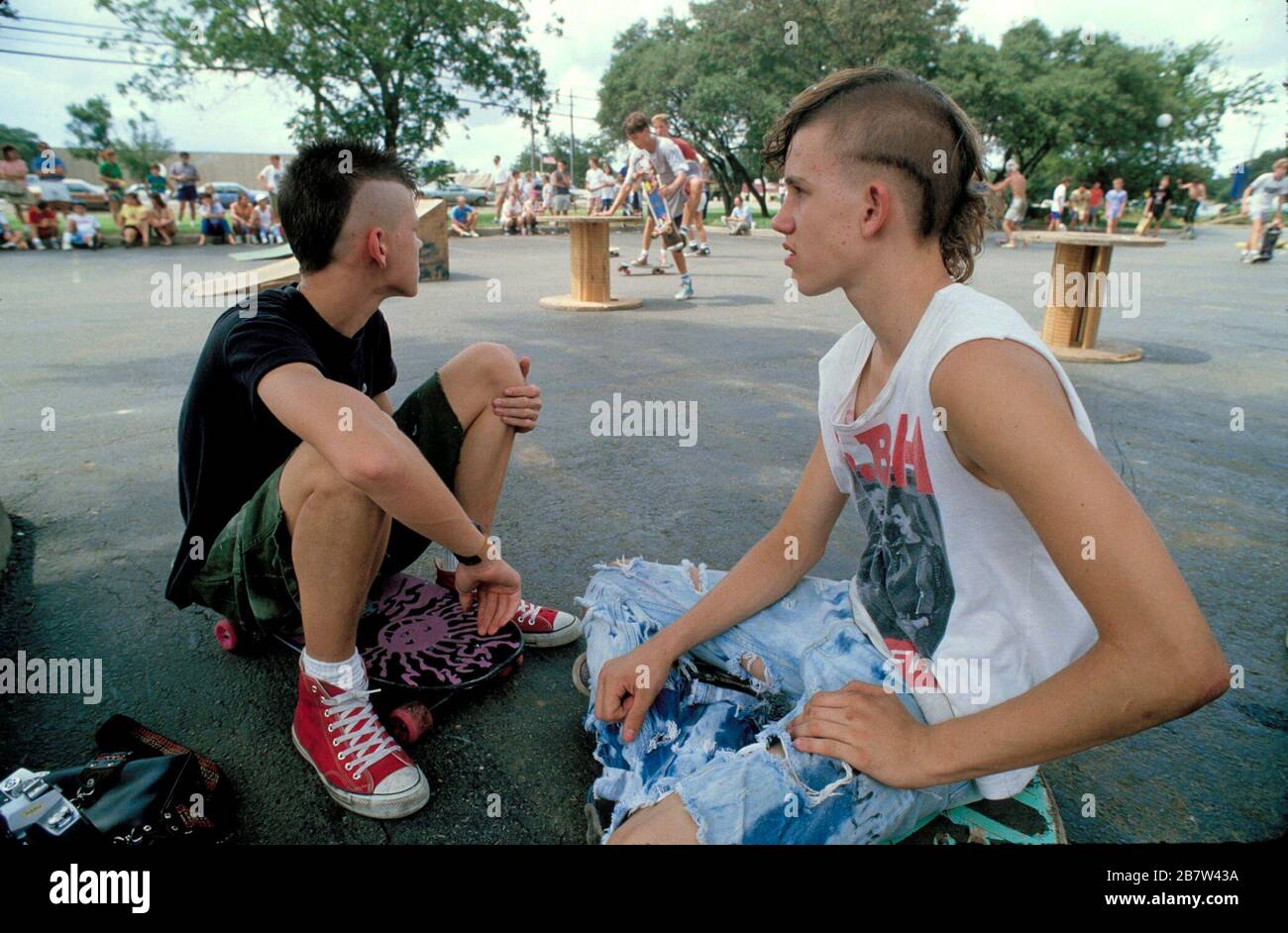 Austin, Texas États-Unis : les skateboarders Punk avec coiffures mohawk font une pause lors d'un événement de patinage. ©Bob Daemmrich Banque D'Images