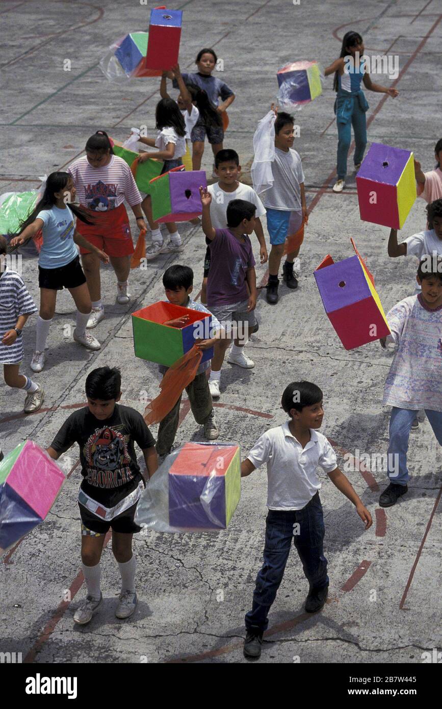 Cuernavaca, Mexique: Cours d'éducation physique à l'école primaire à l'école catholique. ©Bob Daemmrich Banque D'Images