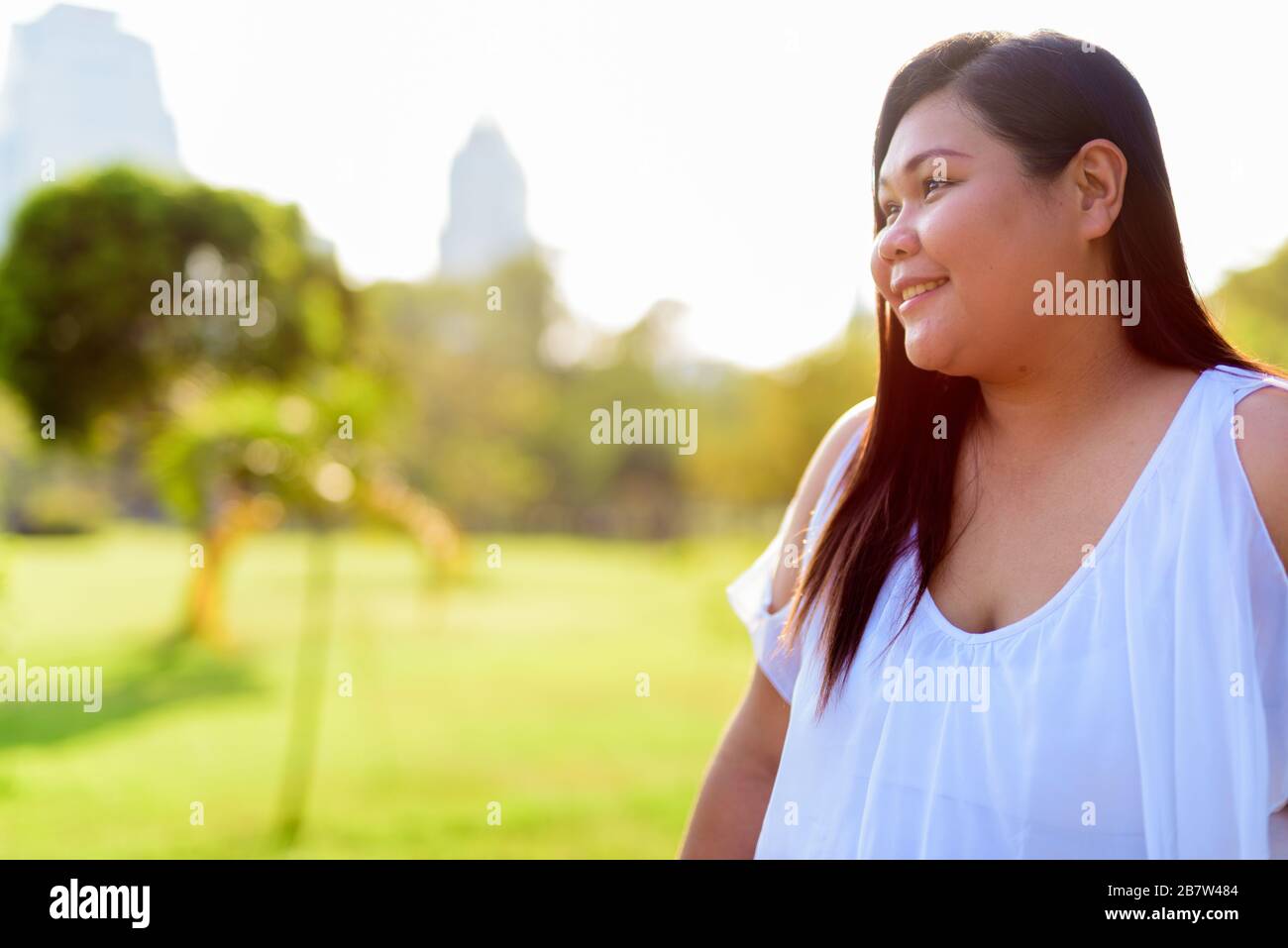 Belle surpoids Asian woman relaxing at the park Banque D'Images