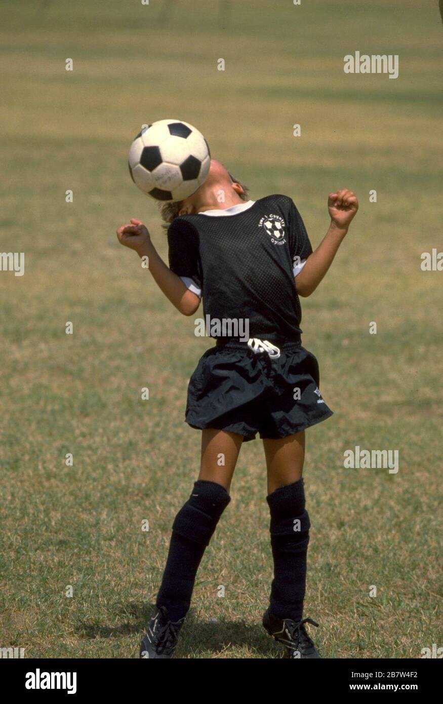 Austin, Texas États-Unis: Un jeune joueur rebondit le ballon de football de sa poitrine à la clinique de qualifications de ligue de jeunesse d'été à la ville du parc. ©Bob Daemmrich Banque D'Images