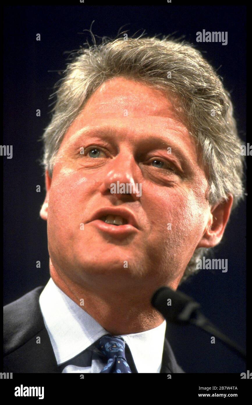 San Antonio Texas USA, 1992: Le candidat démocrate à la primaire présidentielle Bill Clinton prend la parole à la convention annuelle de l'AARP.©Bob Daemmrich Banque D'Images