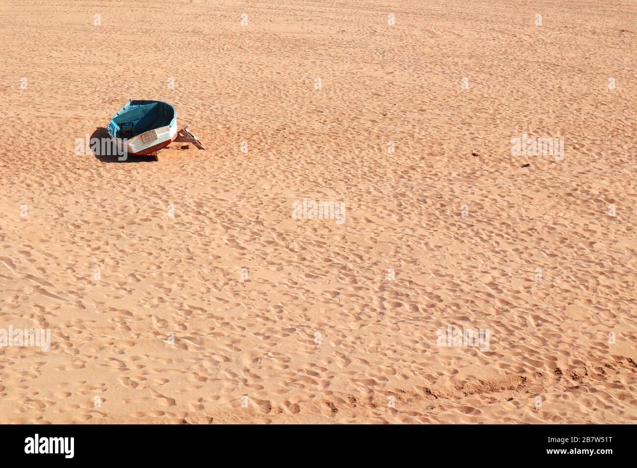 Bateau de pêcheur abandonné sur une plage du désert Banque D'Images