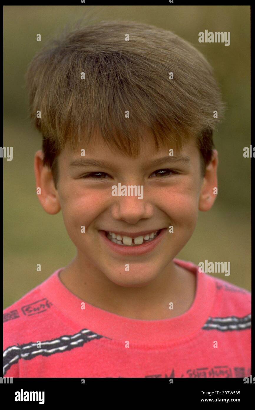 Un garçon caucasien de seconde catégorie sourit à la caméra. Ses deux dents avant sont plus grandes, des dents permanentes, tandis que les dents environnantes sont des dents de bébé. M. ©Bob Daemmrich Banque D'Images