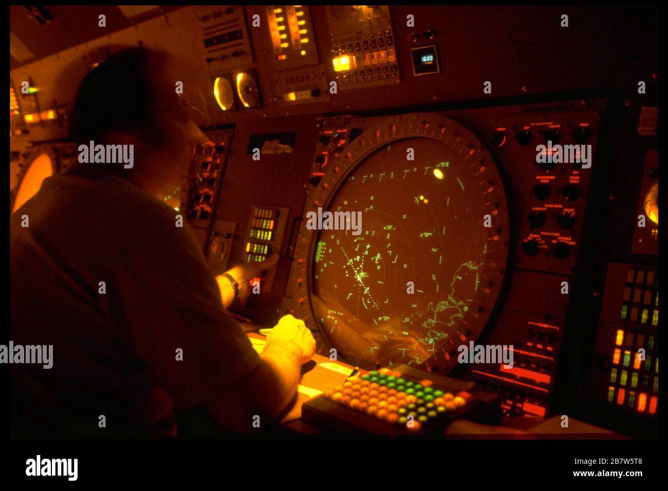 Austin, Texas États-Unis : contrôleur de la circulation aérienne en activité dans la tour de contrôle de l'aéroport. ©Bob Daemmrich Banque D'Images