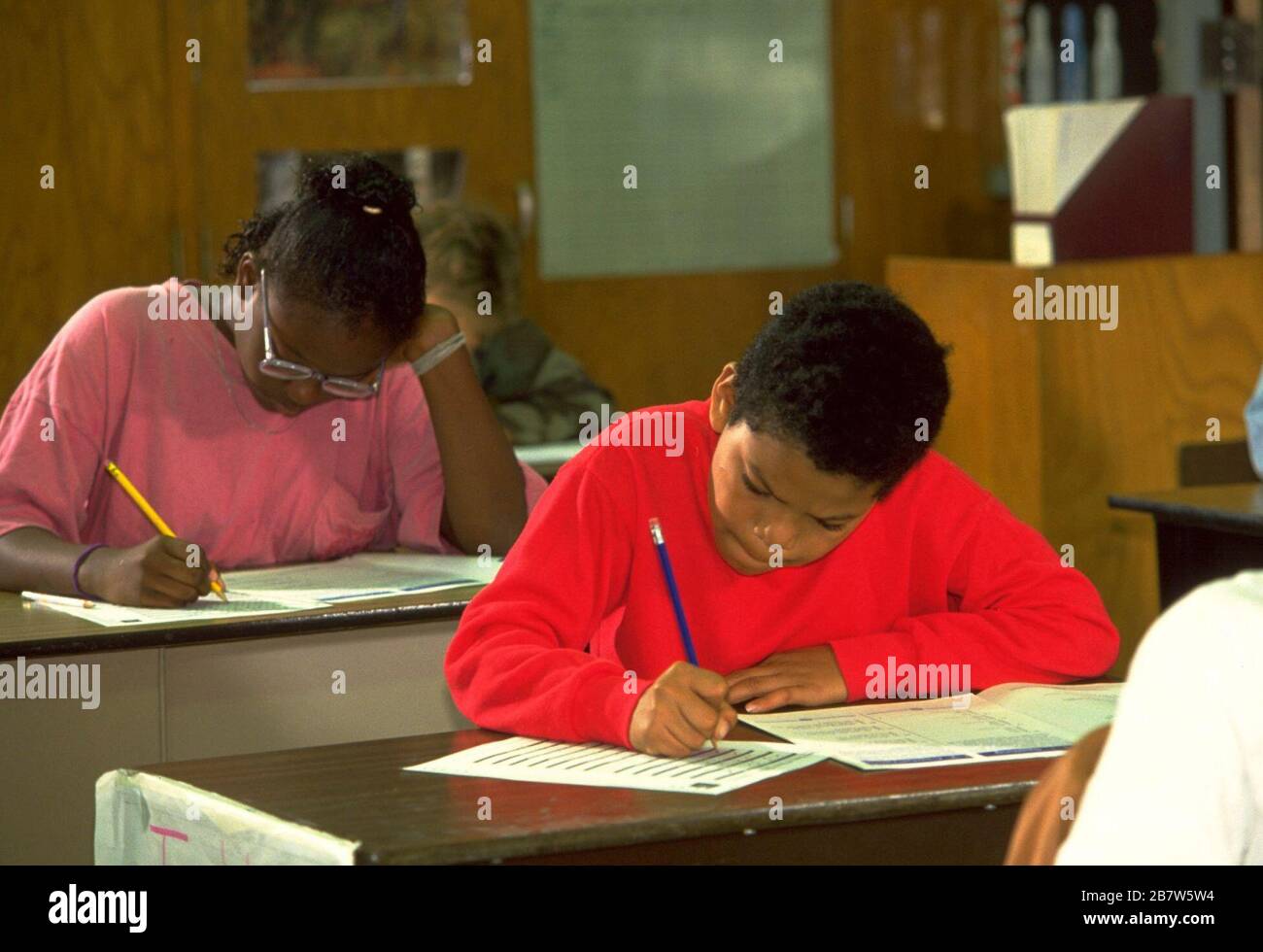Austin Texas USA: Les élèves utilisant des crayons pour passer le test standardisé de l'Iowa Test of Basic Skills à l'école. ©Bob Daemmrich Banque D'Images