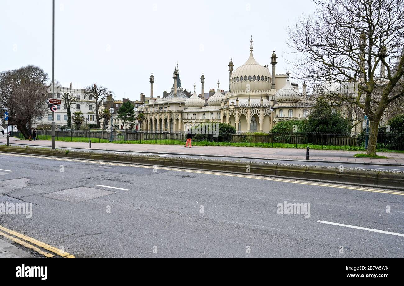 Brighton Royaume-Uni 18 mars 2020 - les rues autour de Brighton sont plus calmes que la normale car les gens évitent d'entrer dans le centre-ville à cause de la crise pandémique de Coronavirus COVID-19 . Crédit: Simon Dack / Alay Live News Banque D'Images