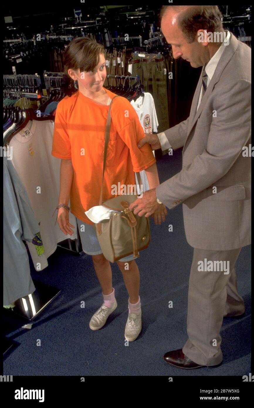 Austin Texas USA: Le directeur du département de magasin attrape l'adolescent essayant de ramer des vêtements. RECONSTITUTION DU MODÈLE. M. ©Bob Daemmrich Banque D'Images