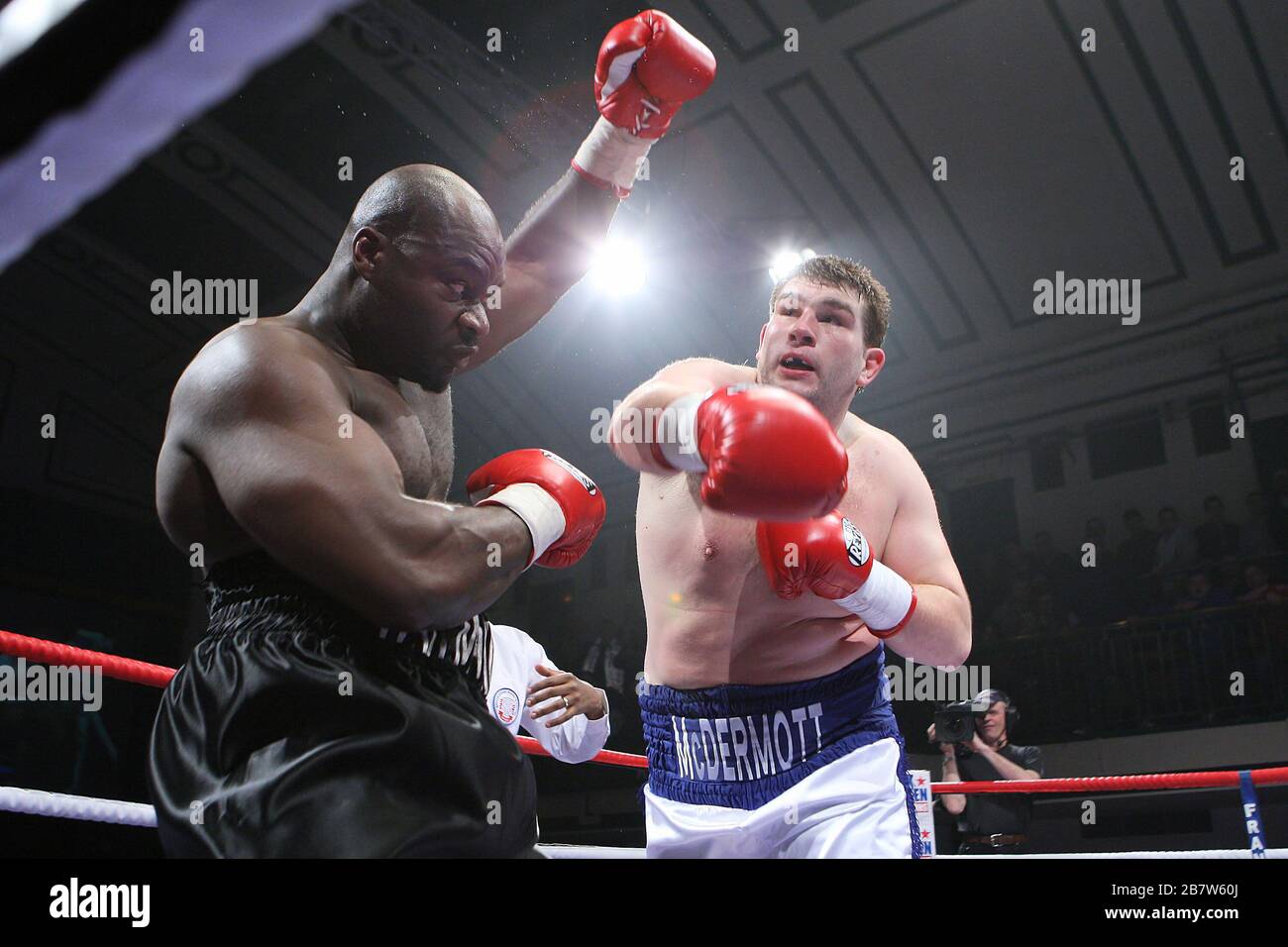 John McDermott (short blanc/bleu) défaites Larry Olubamiwo dans un concours de boxe à poids lourd pour le titre de la région du Sud à York Hall, Bethnal Green, Lo Banque D'Images