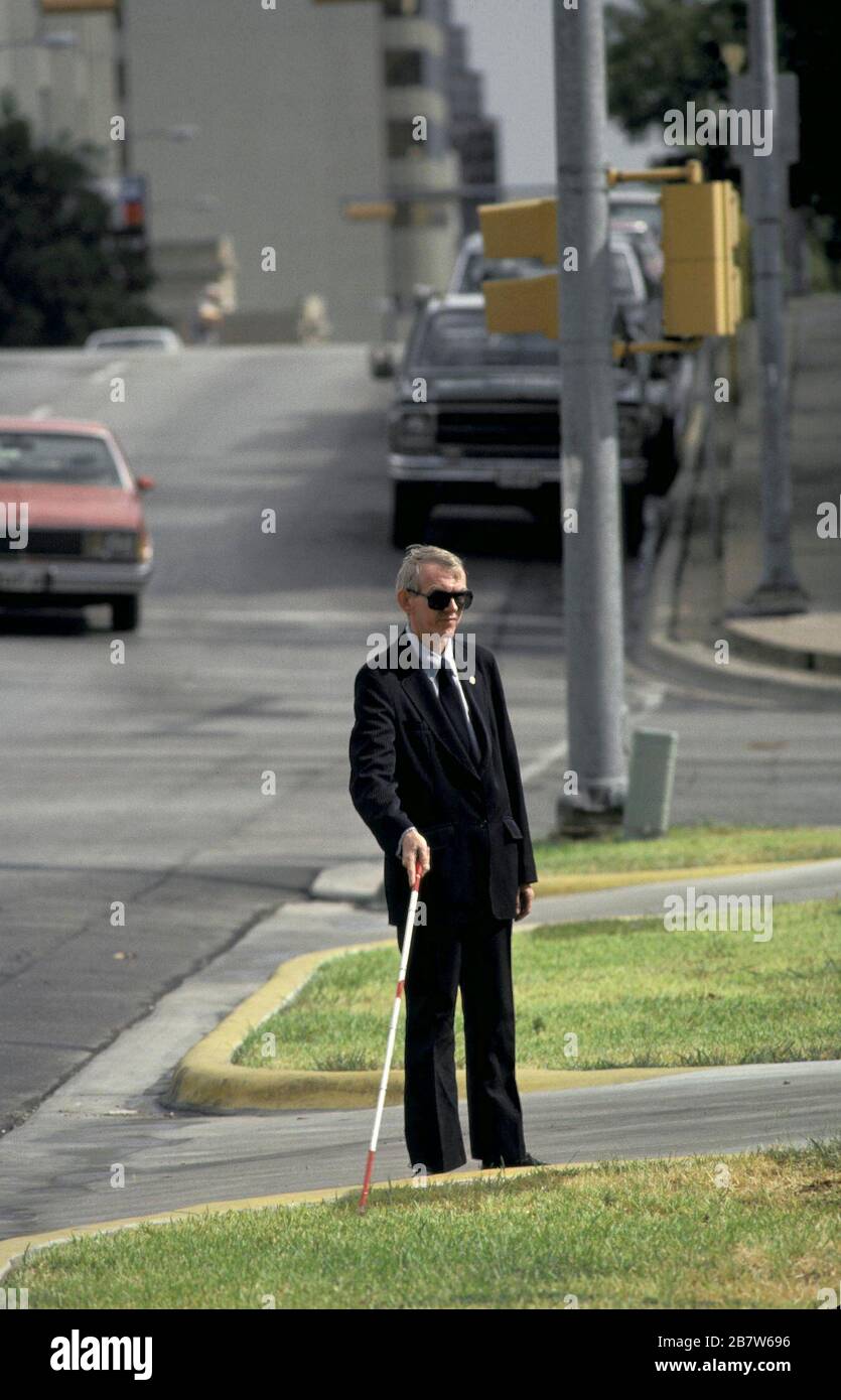 Austin, Texas États-Unis: Homme malvoyants utilisant la canne à sucre pour naviguer tout en marchant dans le centre-ville. ©Bob Daemmrich Banque D'Images