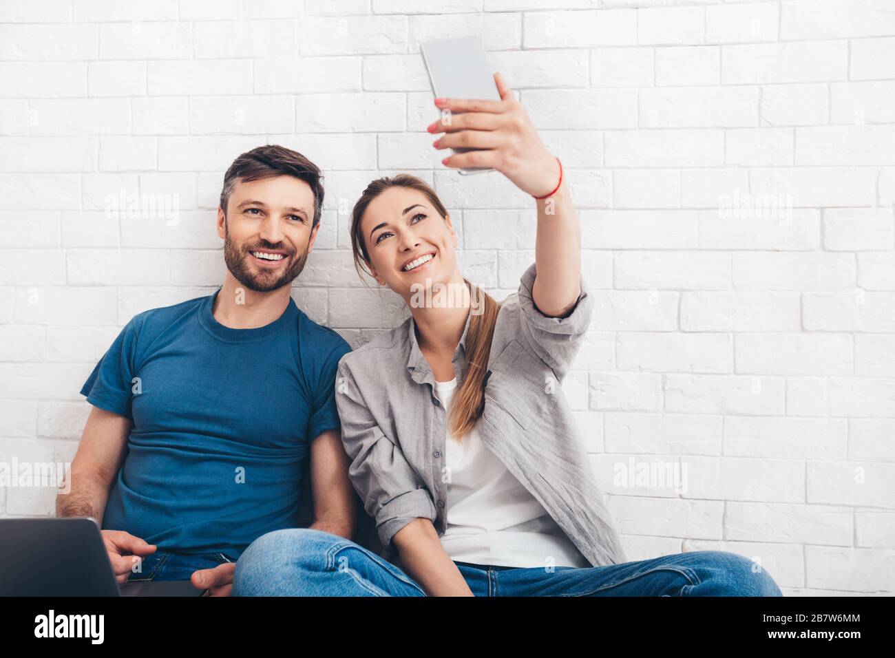 Heureux selfie de jeunes couples achetant un nouvel appartement Banque D'Images