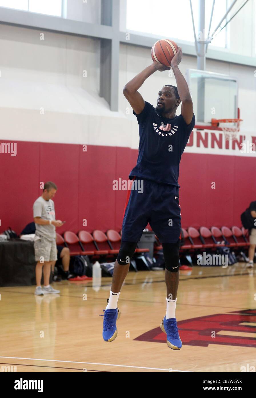 ***PHOTO DU FICHIER*** Kevin durant parmi quatre joueurs NBA filets avec Coronavirus. LAS VEGAS, NV - 26 JUILLET : Kevin durant photographié pendant le premier jour du mini-camp de basketball Team USA à l'Université du Nevada, Las Vegas, le 26 juillet 2018. Crédit : mpi34/MediaPunch Banque D'Images