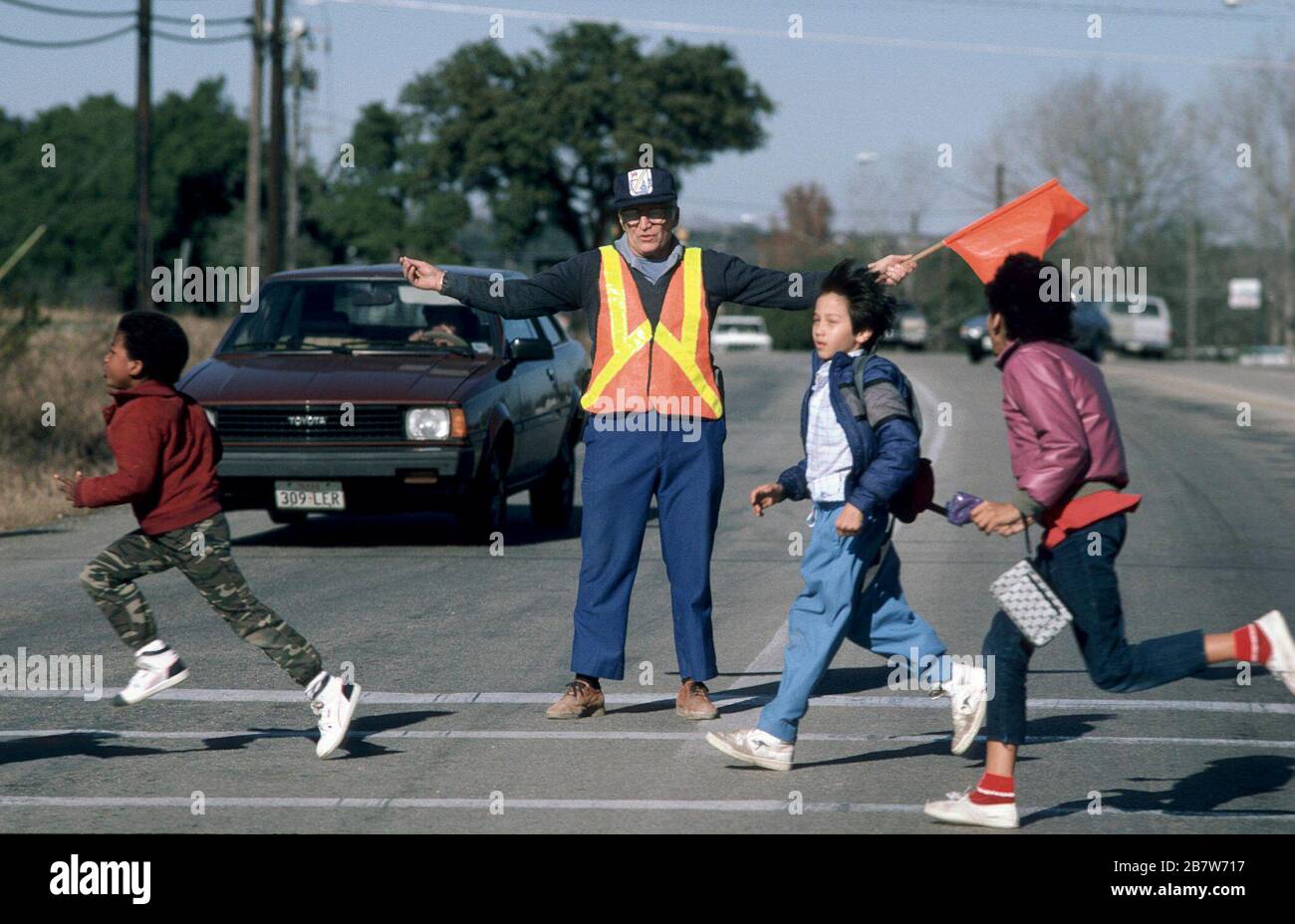 Austin, Texas États-Unis: Le garde de passage à l'intersection de l'école élémentaire dirige les élèves à traverser la rue en toute sécurité. . ©Bob Daemmrich Banque D'Images