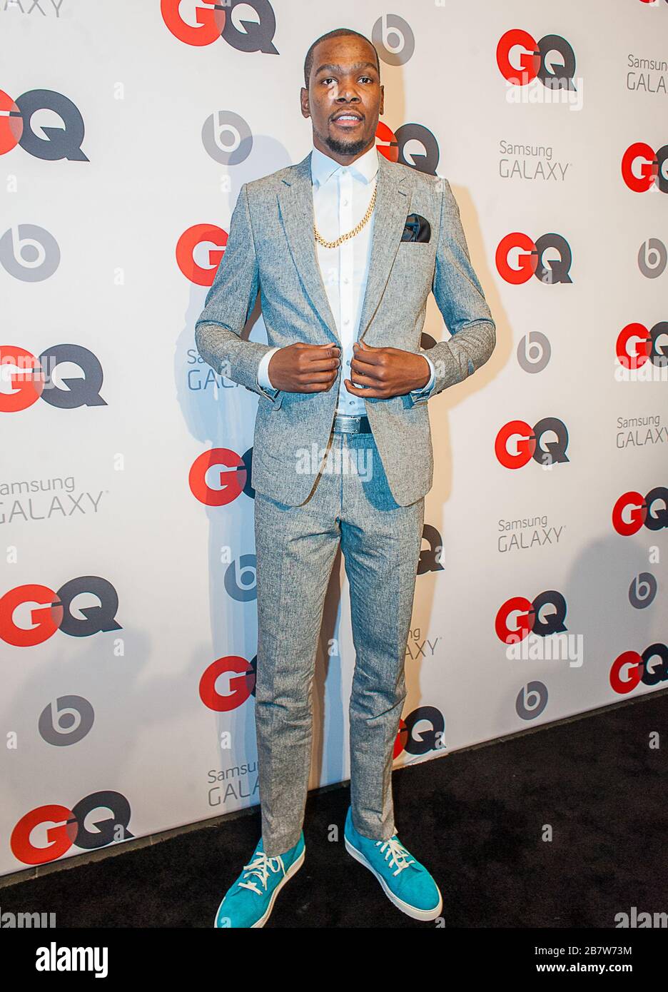 ***PHOTO DU FICHIER*** Kevin durant parmi quatre joueurs NBA filets avec Coronavirus. LA NOUVELLE-ORLÉANS, LA - 15 FÉVRIER : Kevin durant (Oklahoma City Thunders), joueur de la NBA, se posant au GQ & Lebron James NBA All Star style Party parrainé par Samsung Galaxy le samedi 15 février 2014 au Ogden Museum of Southern Art de la Nouvelle-Orléans, Louisiane, avec une séance de jam live de l'artiste primé grammy Roots. Crédit photo:RTNEscanelle/MediaPunch Banque D'Images