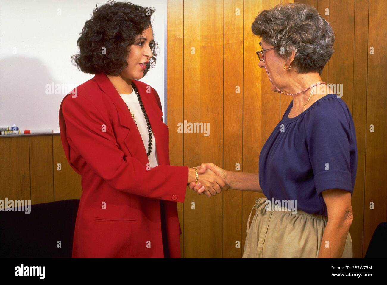 Austin Texas USA: Une jeune femme hispanique tremble la main avec un employeur éventuel après avoir interviewé pour un emploi MR ©Bob Daemmrich Banque D'Images