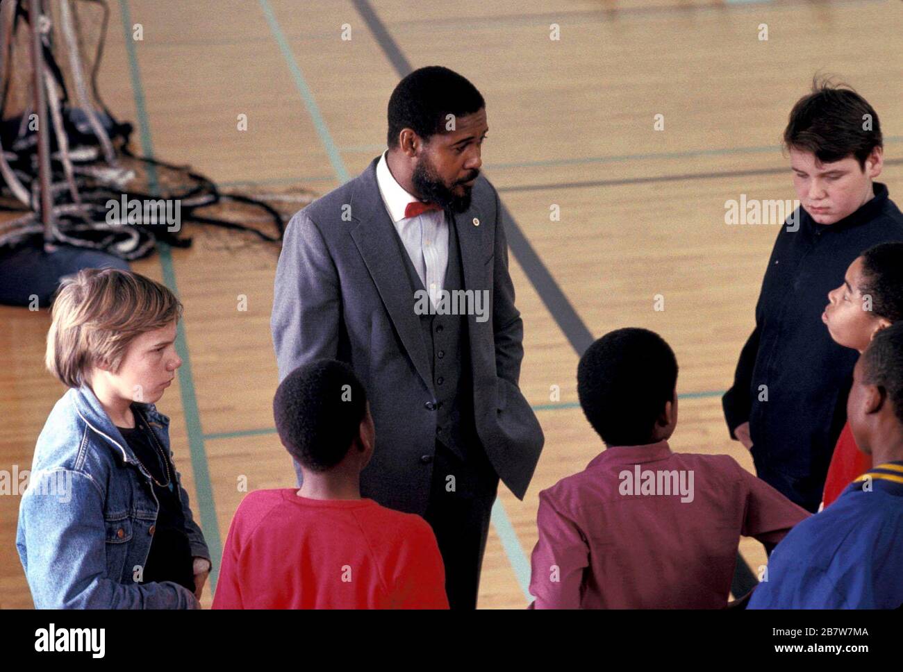 Austin Texas USA: Homme d'affaires noir servant de mentor aux élèves de l'école intermédiaire fournit des conseils de carrière. M. ©Bob Daemmrich Banque D'Images