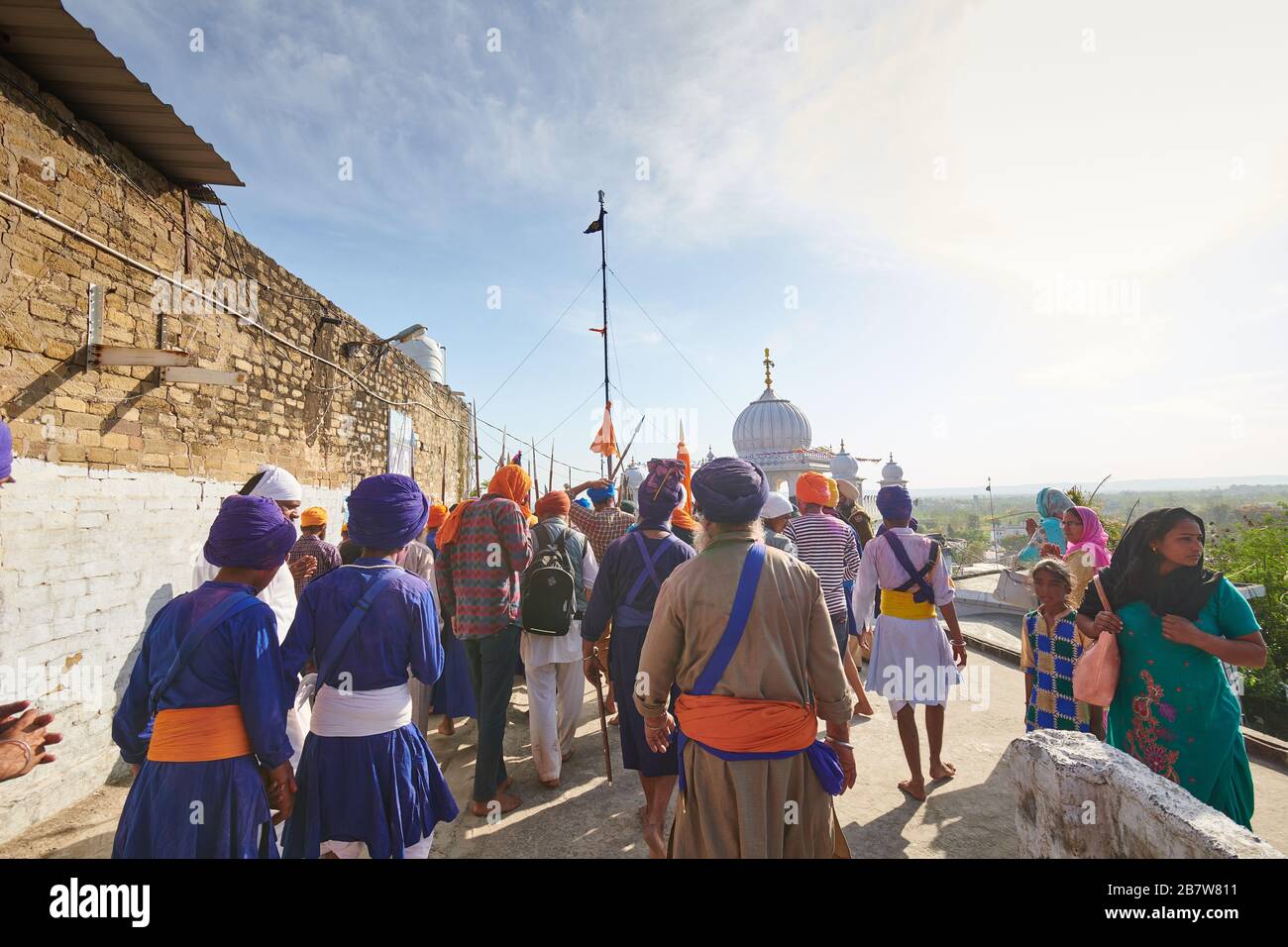 Nihang Sikhs à Gurudwara Qila Anangarh Sahib à Anandpur Sahib, Punjab, Inde à l'occasion du festival Hola Mohalla. Banque D'Images