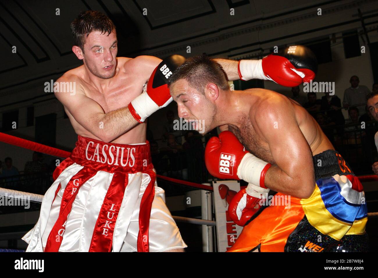 Adam Battle (short multicolore) bat Cassius Connor dans un concours de boxe  Welterweight au York Hall, Bethnal Green, promu par le JAB de gauche Photo  Stock - Alamy