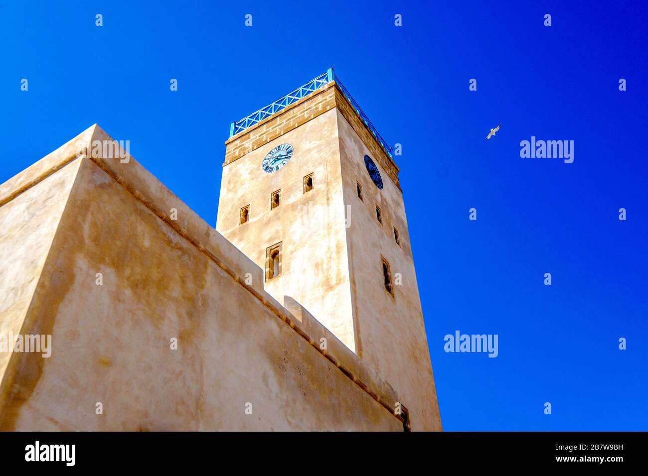 Bâtiments marocains contre un ciel bleu, Essauoira, Maroc Banque D'Images