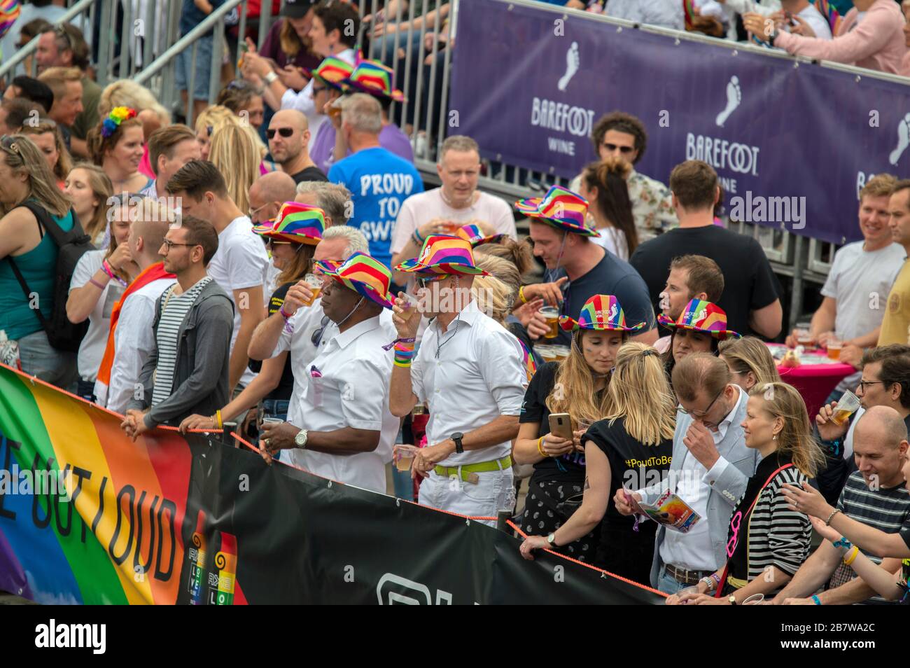 Les gens à la Tribune le long de la rivière Amstel Amsterdam Pays-Bas 2019 Banque D'Images