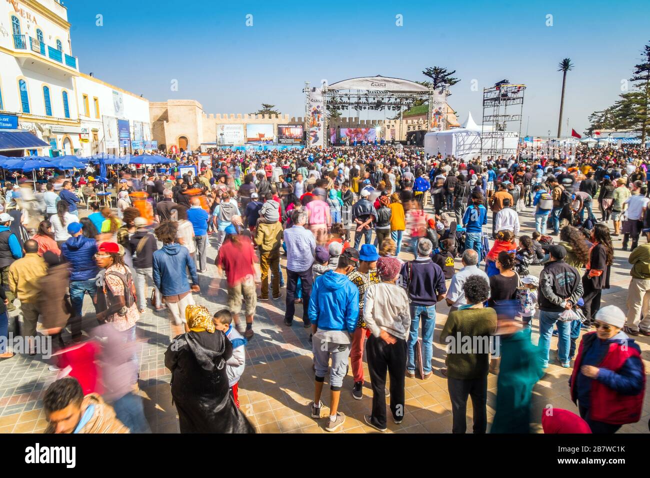 Foules au festival de musique du monde Essauoira Gnawa au Maroc Banque D'Images