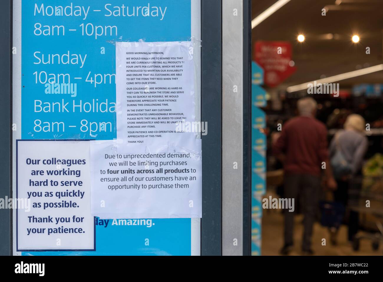 Southend on Sea, Essex, Royaume-Uni. 18 mars 2020. Un certain nombre d'entreprises de Southend on Sea sont touchées par la situation entourant COVID-19 au Royaume-Uni. Un magasin Aldi limite les clients à quatre unités de produits. Achats de couple senior Banque D'Images
