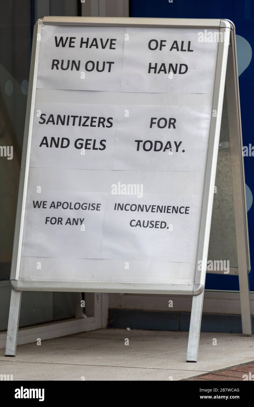 Southend on Sea, Essex, Royaume-Uni. 18 mars 2020. Un certain nombre d'entreprises de Southend on Sea sont touchées par la situation entourant COVID-19 au Royaume-Uni. Bottes de pharmacie sans solution désinfectante pour les mains Banque D'Images