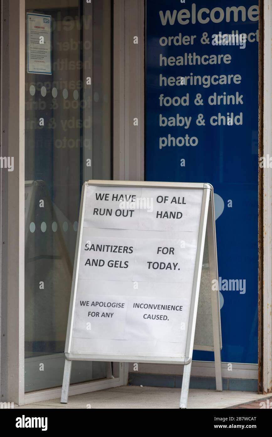 Southend on Sea, Essex, Royaume-Uni. 18 mars 2020. Un certain nombre d'entreprises de Southend on Sea sont touchées par la situation entourant COVID-19 au Royaume-Uni. Bottes de pharmacie sans solution désinfectante pour les mains Banque D'Images