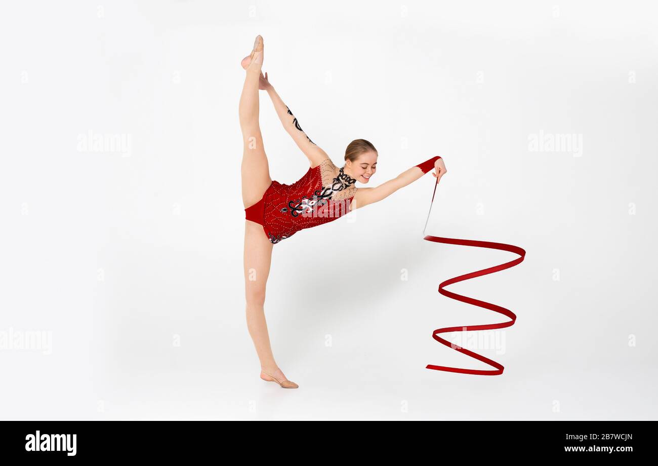 Compétition de gymnastique. Belle femme en danse léopard avec cordes sur fond blanc Banque D'Images