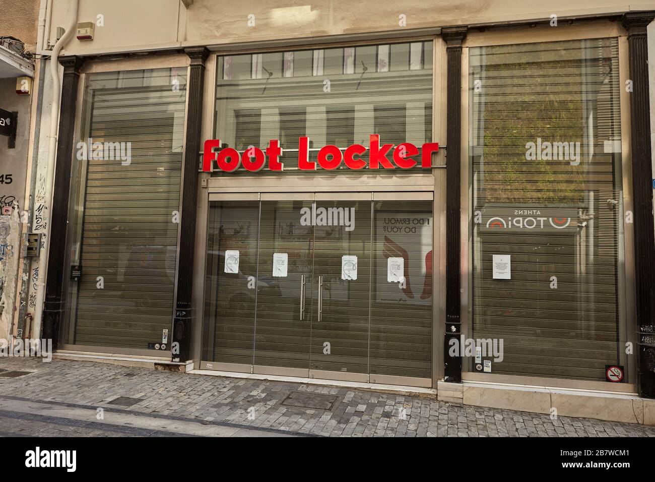 Casier à pieds, magasin fermé à Athènes, coronavirus Banque D'Images