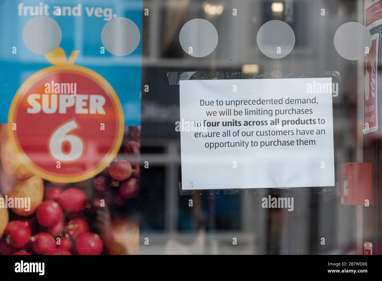 Southend on Sea, Essex, Royaume-Uni. 18 mars 2020. Un certain nombre d'entreprises de Southend on Sea sont touchées par la situation entourant COVID-19 au Royaume-Uni. Un magasin Aldi limite les clients à quatre unités de produits. Fenêtre de connexion Banque D'Images