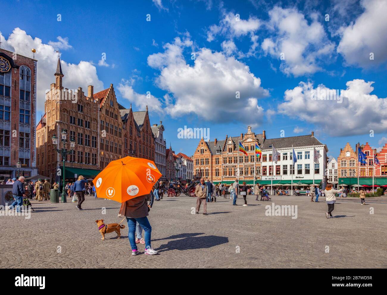 25 septembre 2018 : Bruges, Belgique - visite guidée sous un parapluie orange au centre de la ville, sur la place Markt, lors d'une journée ensoleillée d'automne avec le gloriou Banque D'Images