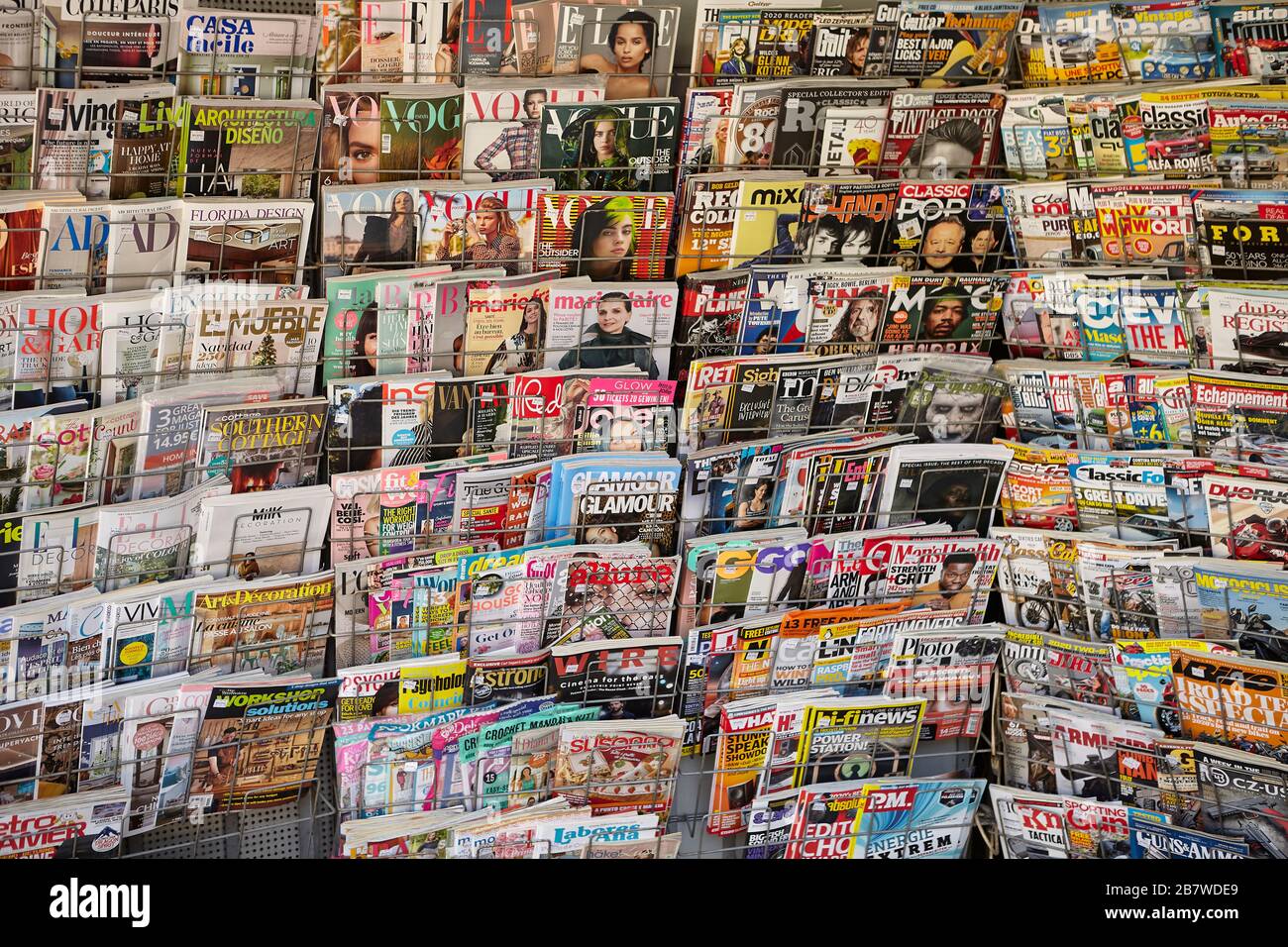 Magazines à vendre au kiosque à journaux à Athènes grèce Banque D'Images