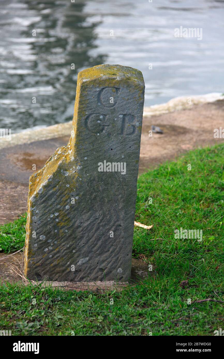 Un rocher de houille assez grand avec les lettres CGB ciselées dans elle situé à côté du canal Gloucester et Sharpness à Saul Junction. Banque D'Images