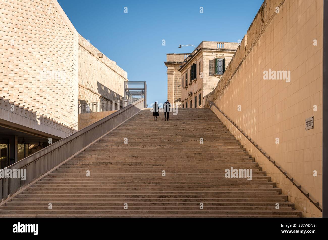 Les gens qui marchent dans les escaliers, la Valette, Malte Banque D'Images