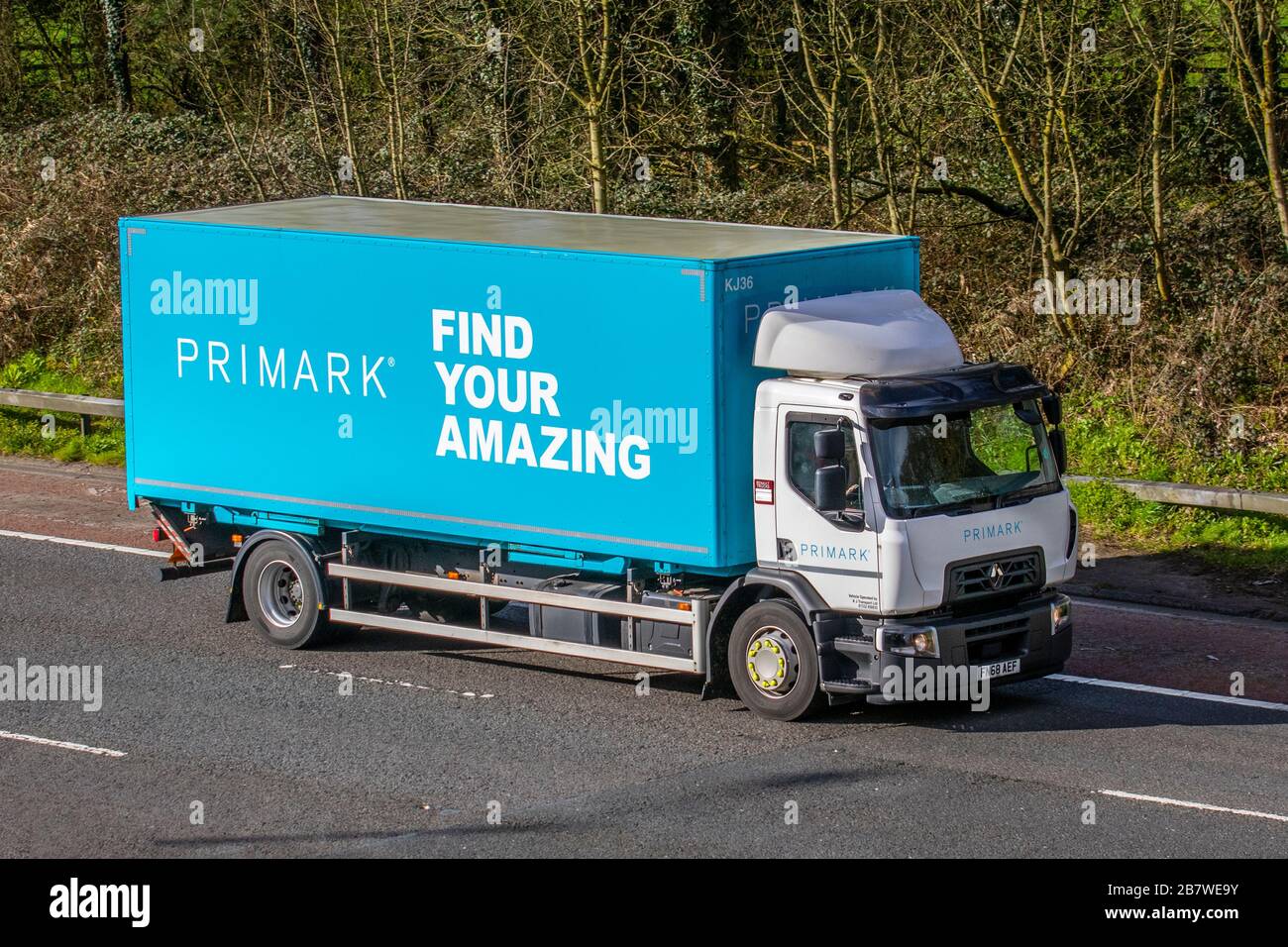 Primark « Trouvez votre incroyable » transport camions de livraison, camion, transport, camion, porte-bagages,Renault Vehicle, transport commercial européen, industrie, M61 à Manchester, Royaume-Uni Banque D'Images