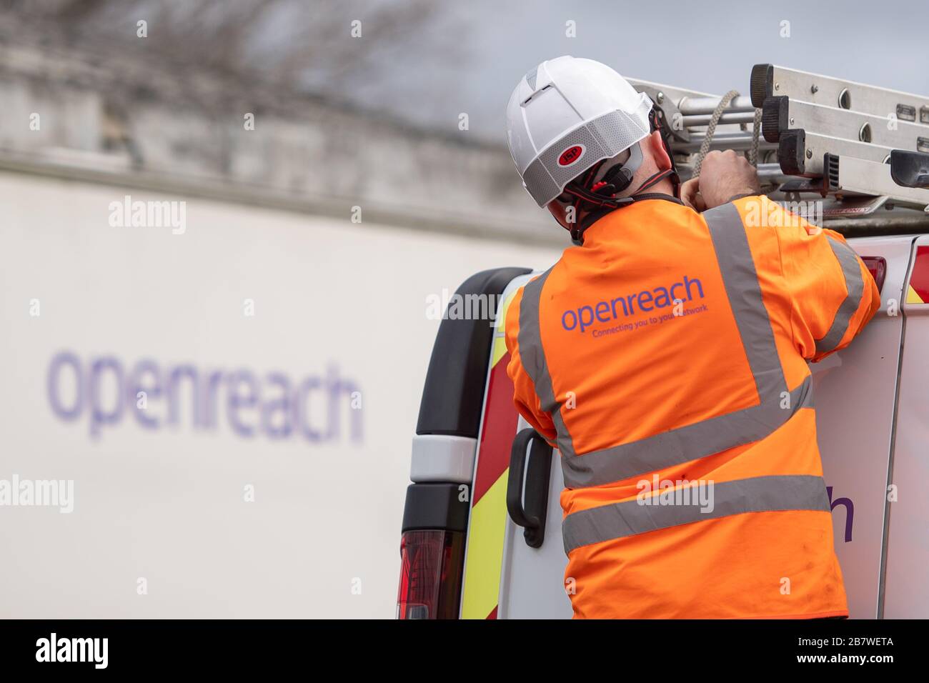 Un ingénieur Openreach charge sa camionnette au centre de formation Openreach de Peterborough Banque D'Images