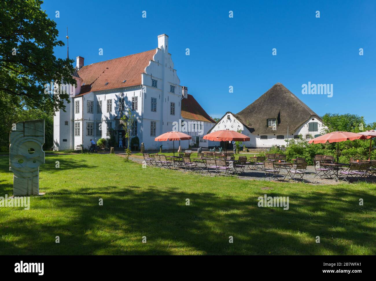 Manoir Hoyerswort avec Haubarg, communauté Witzwort, paysage et péninsule Eiderstedt, Frise du Nord, Schleswig-Holstein, Allemagne du Nord Banque D'Images