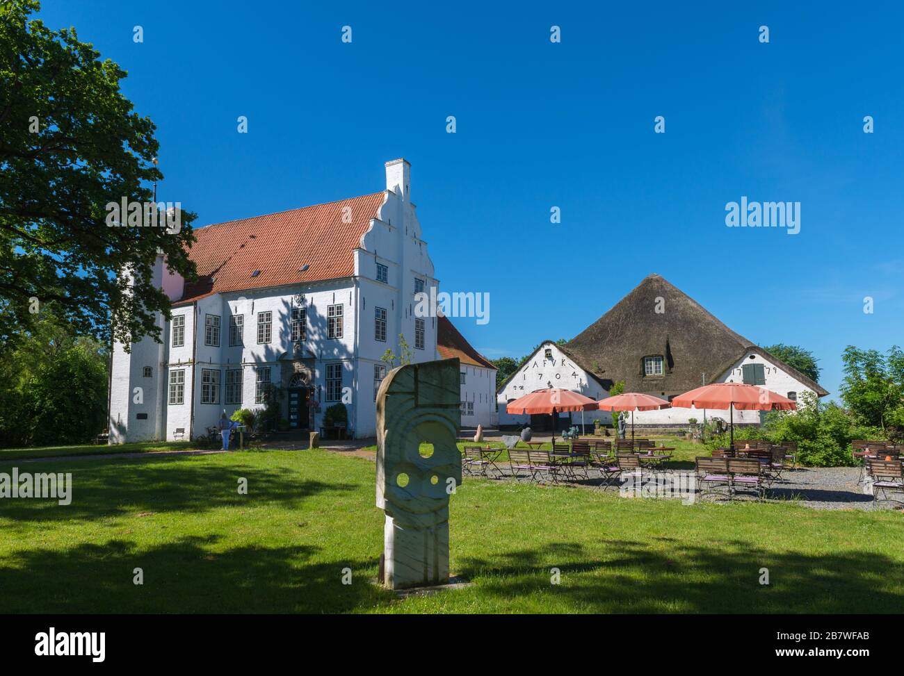 Manoir Hoyerswort avec Haubarg, communauté Witzwort, paysage et péninsule Eiderstedt, Frise du Nord, Schleswig-Holstein, Allemagne du Nord Banque D'Images