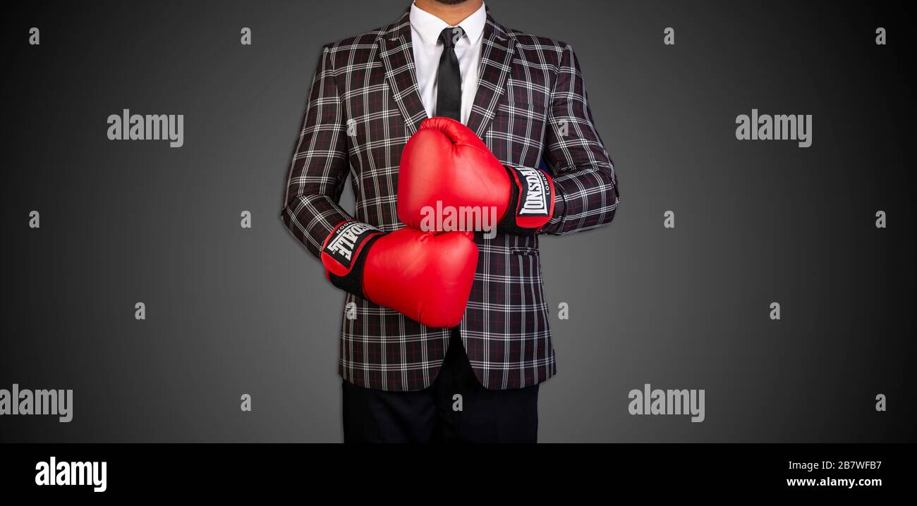 Homme d'affaires avec gants de boxe et costume prêt pour les défis bannière conceptuelle Banque D'Images