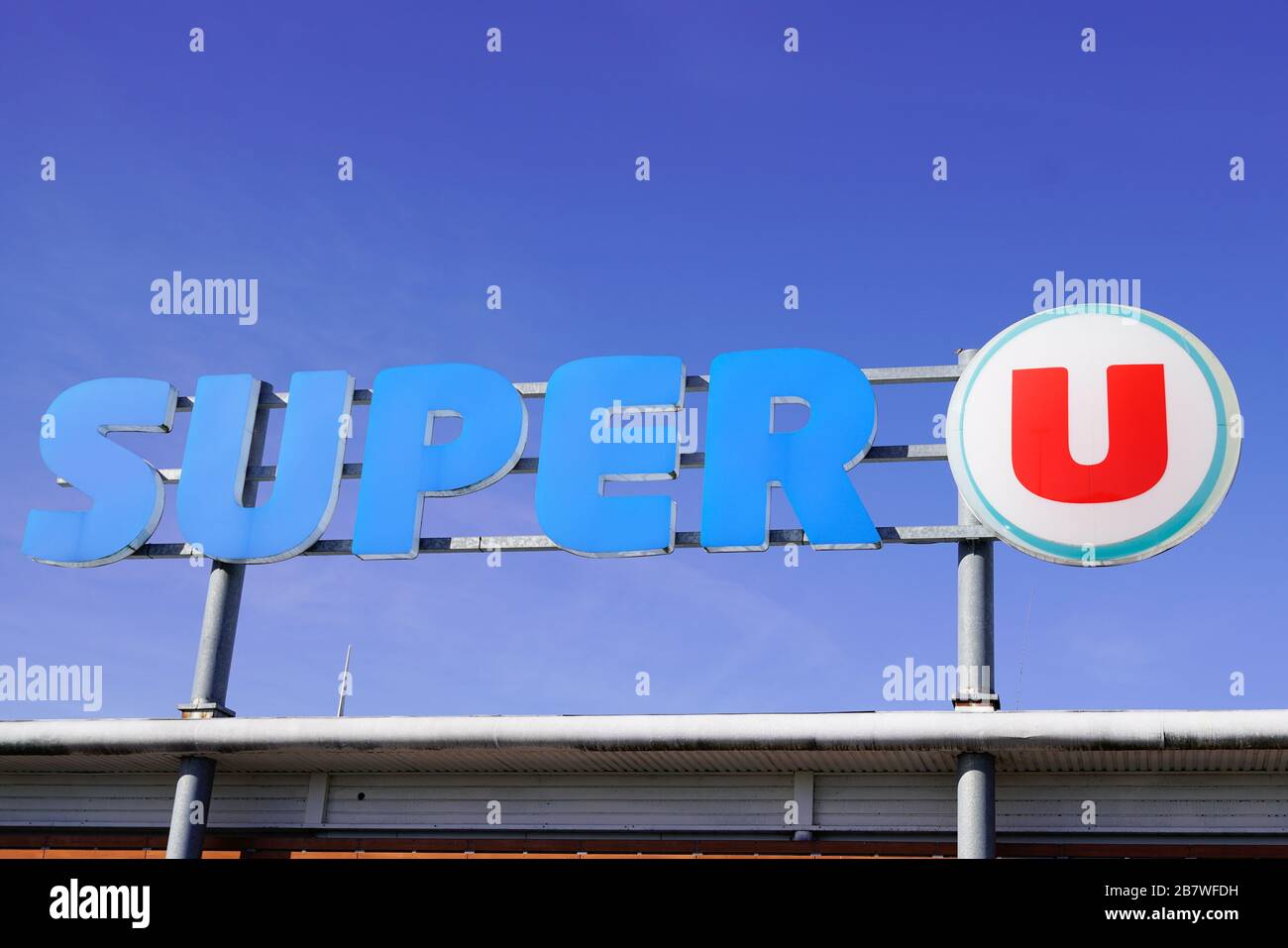 Bordeaux , Aquitaine / France - 10 28 2019 : Boutique de logos Super U sur le marché de la construction supermarché Banque D'Images