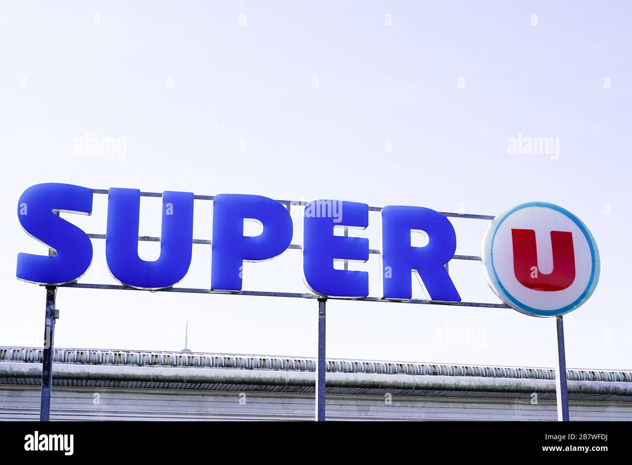 Bordeaux , Aquitaine / France - 10 25 2019 : supermarché Super U signe boutique sur le marché du bâtiment Banque D'Images