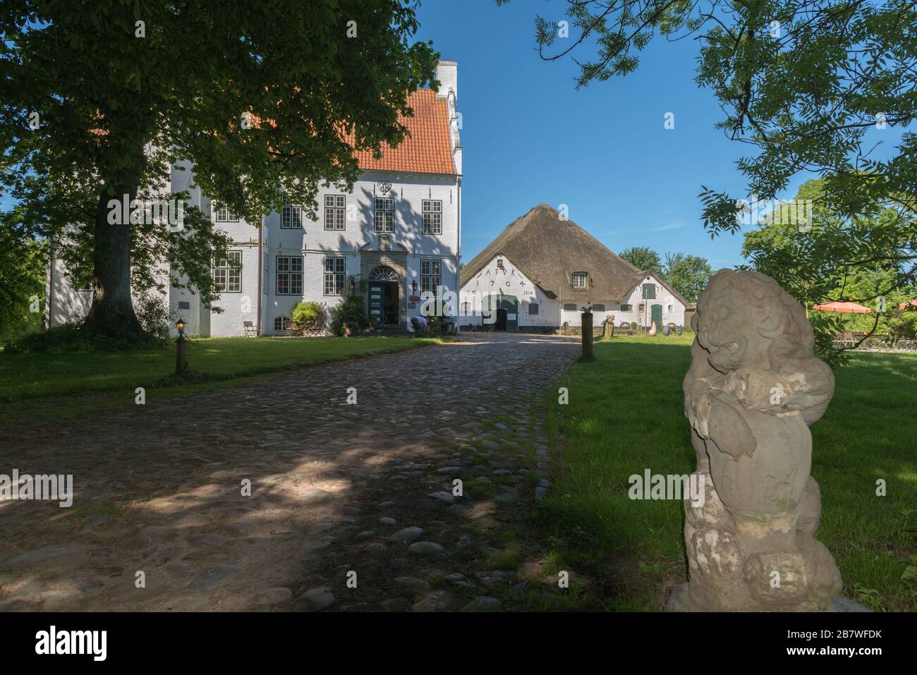 Manoir Hoyerswort avec Haubarg, communauté Witzwort, paysage et péninsule Eiderstedt, Frise du Nord, Schleswig-Holstein, Allemagne du Nord Banque D'Images