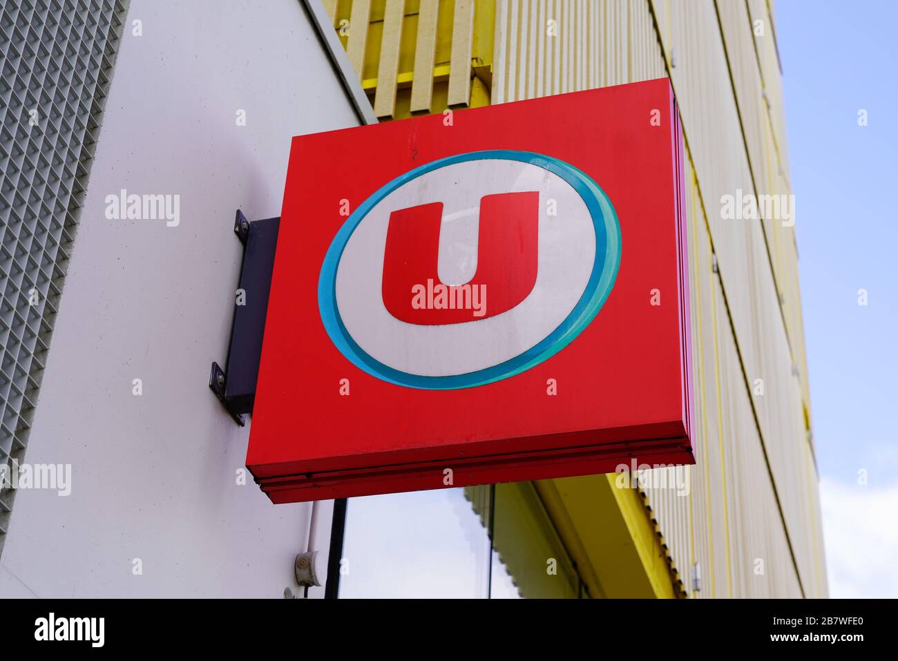 Bordeaux , Aquitaine / France - 10 17 2019 : Boutique de supermarchés avec logo Super U Market Banque D'Images